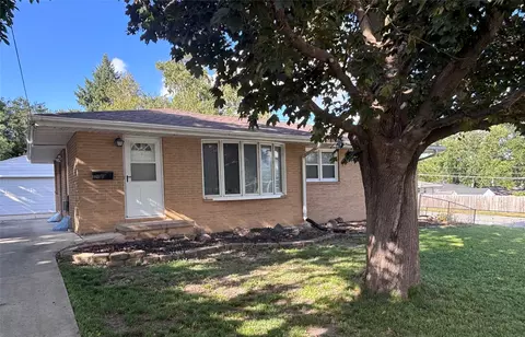 7201 Maple Dr, Urbandale, IA 50322
