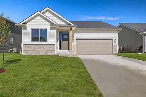 1415 Locust St, Waukee, IA 50263