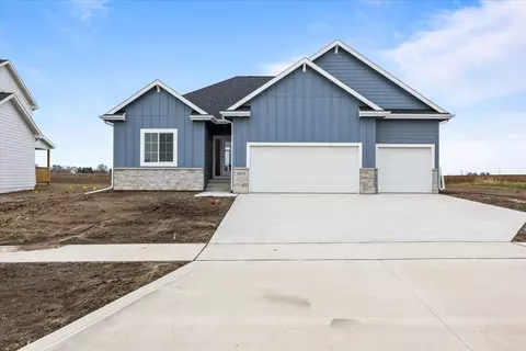 4642 180th St, Urbandale, IA 50323
