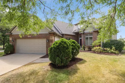 1051 Glen Oaks Dr, West Des Moines, IA 50266