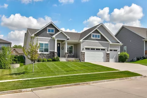 6171 Acadia Dr, West Des Moines, IA 50266