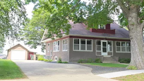 524 W Pershing Dr, Brooklyn, IA 52211