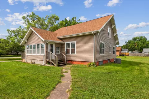 540 7th St, Waukee, IA 50263
