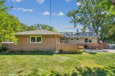 2709 Beverly Dr, Urbandale, IA 50322