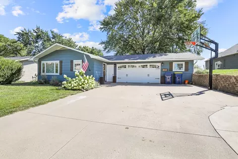 1208 Hazel St, Pella, IA 50219