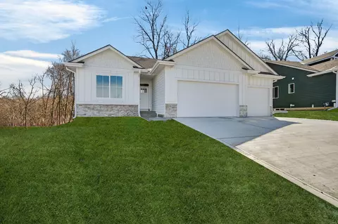 5633 Walnut Ridge Dr, Des Moines, IA 50317