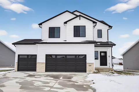 16530 Bentwood Dr, Urbandale, IA 50323