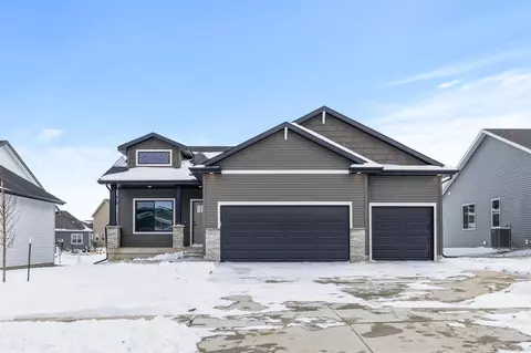 16520 Bentwood Dr, Urbandale, IA 50323