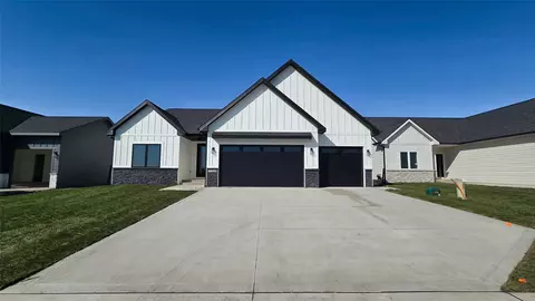 17335 Brookview Dr, Urbandale, IA 50323