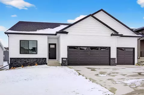16516 Bentwood Dr, Urbandale, IA 50323