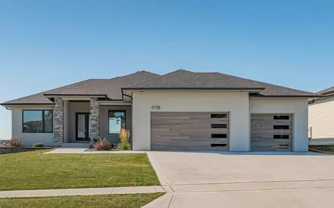17778 Hammontree Dr, Clive, IA 50325