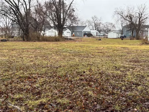720 N 9th Ave E, Newton, IA 50208