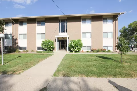 4211 62nd St #1, Urbandale, IA 50322