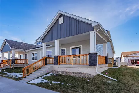 9733 Regatta Ln, Johnston, IA 50131