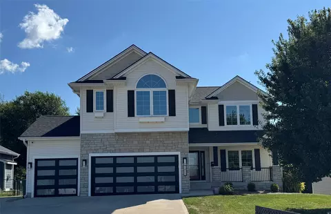 1405 Capital View Dr, Pleasant Hill, IA 50327