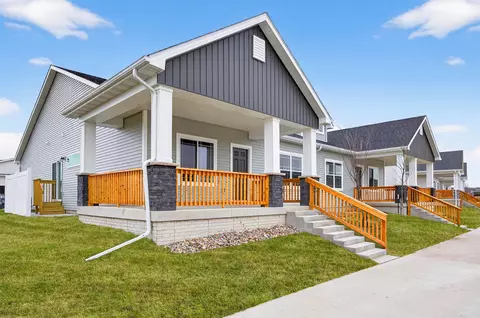 9725 Regatta Ln, Johnston, IA 50131
