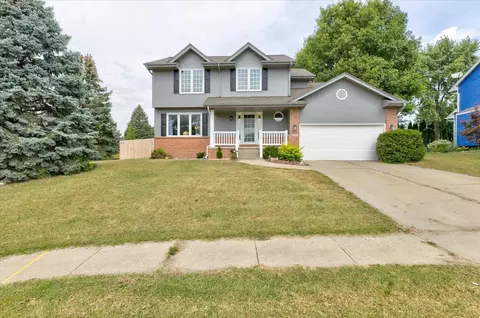8047 Dellwood Dr, Urbandale, IA 50322