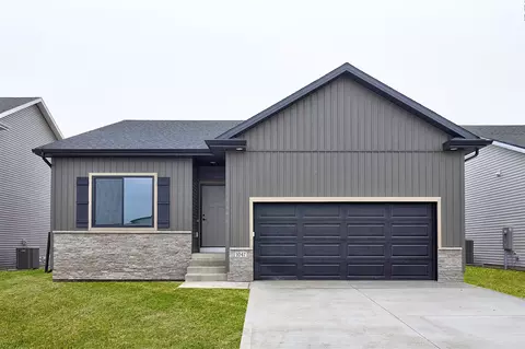 1047 NW Yorktown Dr, Waukee, IA 50263