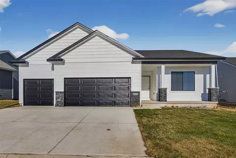 9461 Emilia Ln, West Des Moines, IA 50266