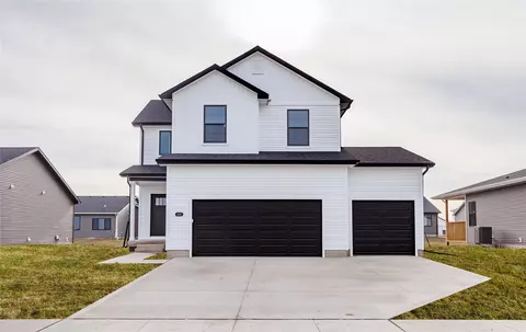 560 NW Atlas Ln, Waukee, IA 50263