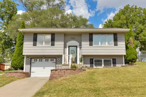 206 E Hughes Cir, Des Moines, IA 50315