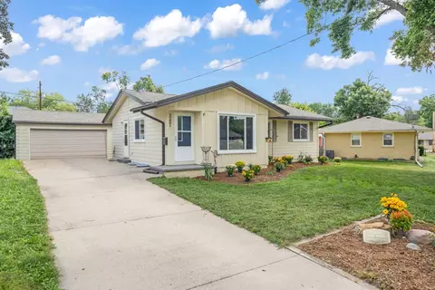3221 Ashwood Dr, Urbandale, IA 50322