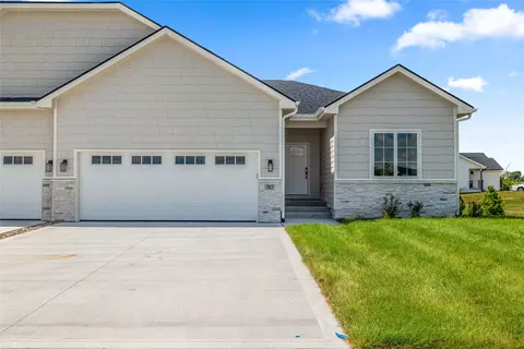 782 NE 71st St, Pleasant Hill, IA 50327