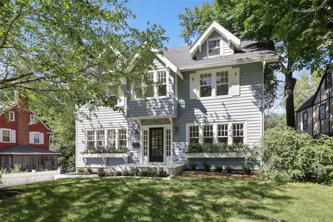 5723 Waterbury Cir, Des Moines, IA 50312