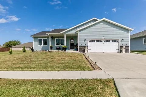 1613 Mckay Dr, Knoxville, IA 50138