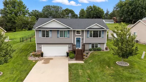 110 Rolling Vista Pl, Indianola, IA 50125
