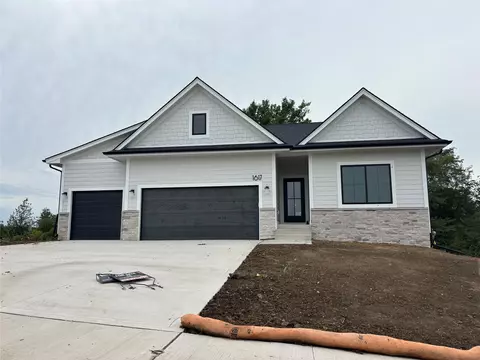 1617 Silver Maple Dr, Norwalk, IA 50211