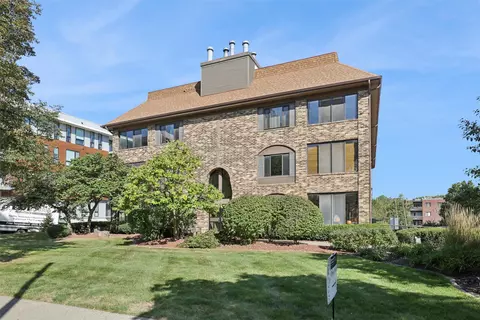 3667 Grand Ave #9, Des Moines, IA 50312