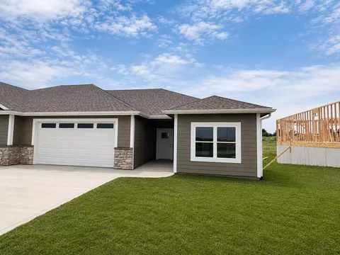 2345 N 10th Ave E, Newton, IA 50208
