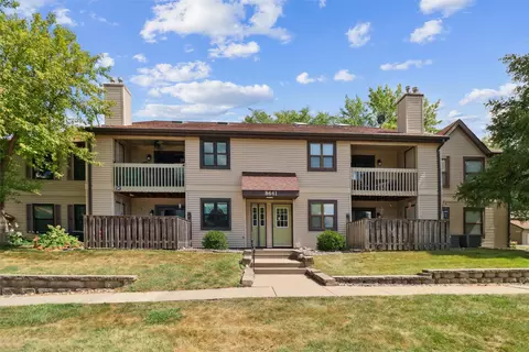 8641 Alpine Dr #E, Urbandale, IA 50322