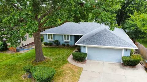 1679 NW 99th St, Clive, IA 50325