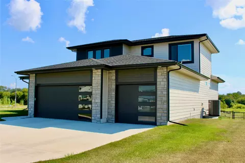 5627 163rd St, Urbandale, IA 50323