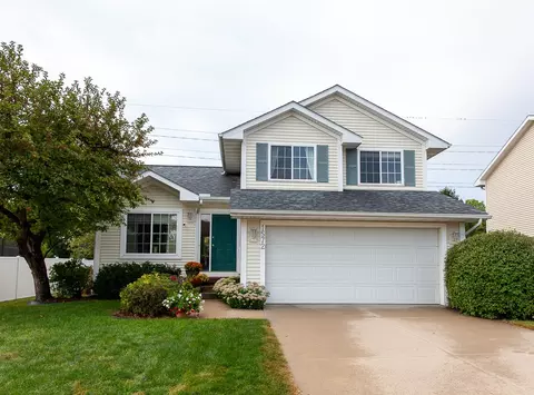 1572 Nine Iron Dr, West Des Moines, IA 50266