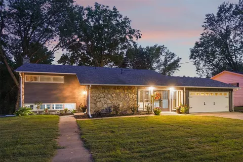 1207 S 16th Ave W, Newton, IA 50208