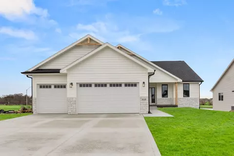410 NW Red Oak Ct, Waukee, IA 50263