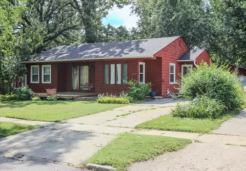 3010 Madison Ave, Des Moines, IA 50310