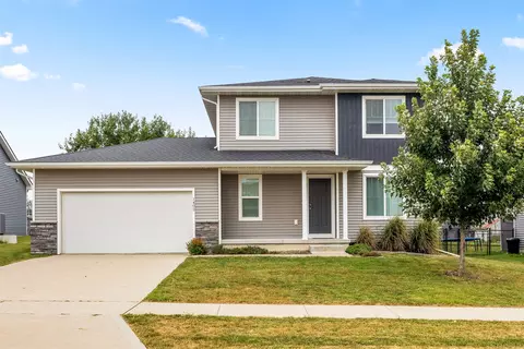 1402 Green Hills Dr, Norwalk, IA 50211