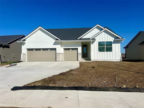 14601 N Valley Dr, Urbandale, IA 50323