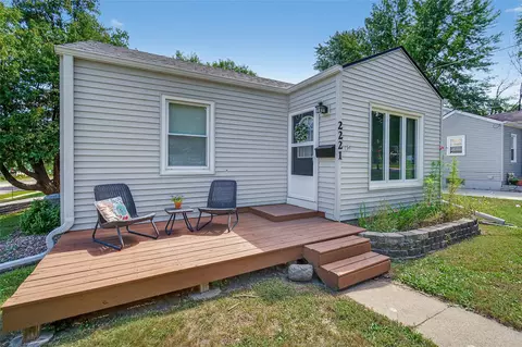 2221 33rd St, Des Moines, IA 50310