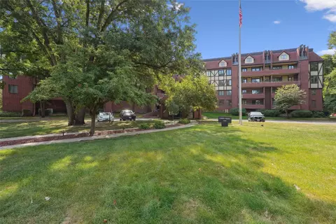 2880 Grand Ave #211, Des Moines, IA 50312