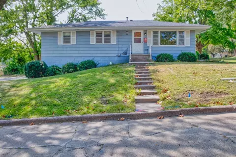 806 S Spruce St, Knoxville, IA 50138
