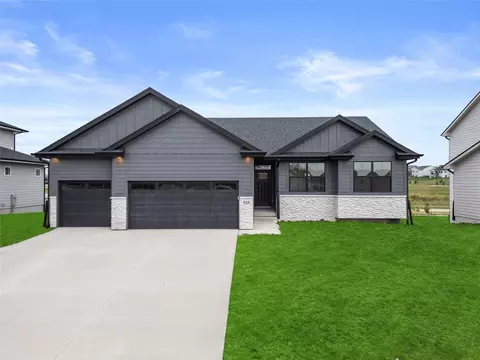 935 Hamilton Rd, Waukee, IA 50263