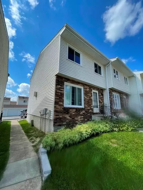 226 Holiday Cir #43, West Des Moines, IA 50265