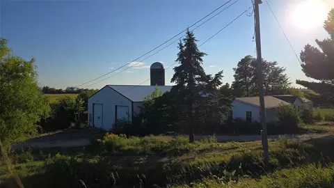 2740 61st St, Vinton, IA 52349