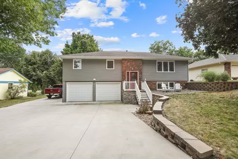 921 Brentwood Dr, Pella, IA 50219