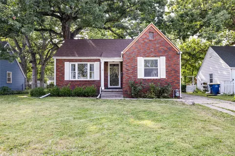2420 33rd St, Des Moines, IA 50310